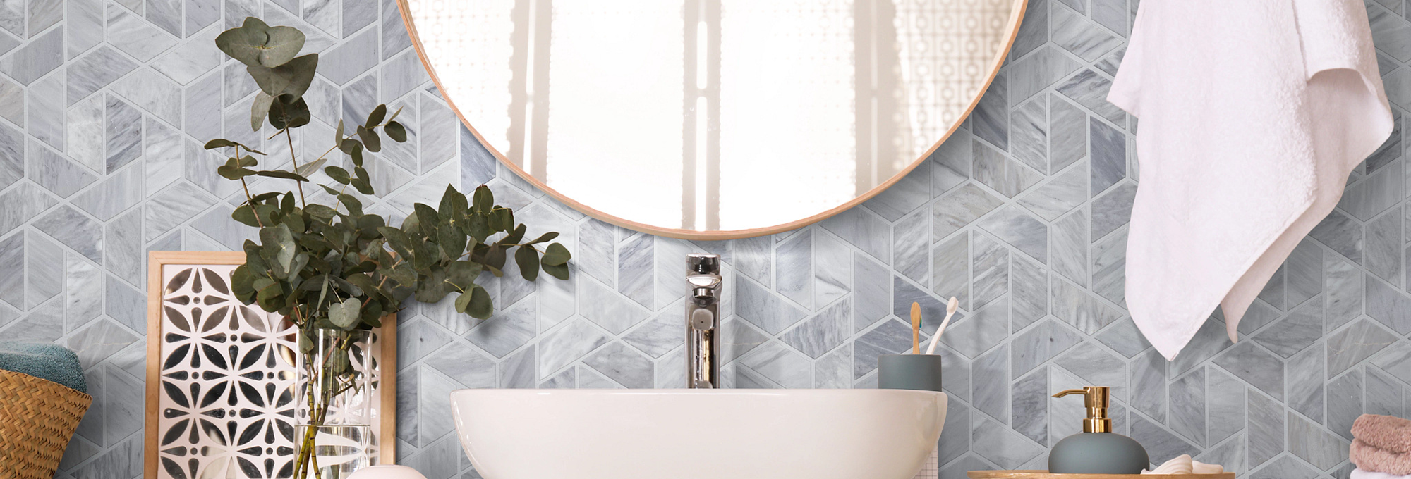 mirror and a sink bath - shamrockcarpets